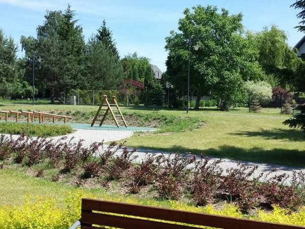 Dla starszych dzieci bezpieczny płac zabaw i tor przeszkod