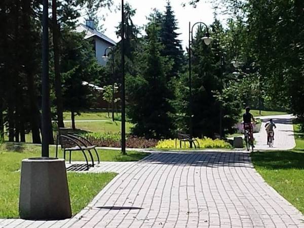 Tylko 3 minuty od naszego obiektu rozciągają się aleje pieszo/wszystko to przy szumie fal i szuwarow