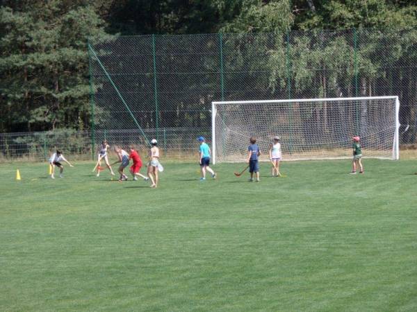 Gry i zabawy sportowe na boisku piłkarskim.