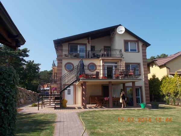 dom od strony ogrodu