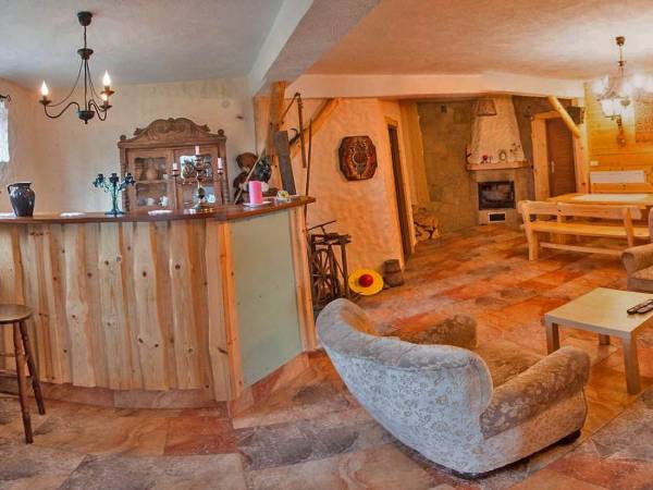 Góralska sala z kominkiem