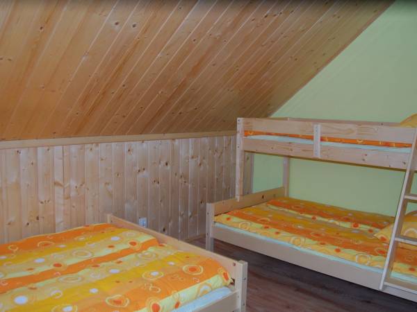 Łózko pietrowe tez jest.