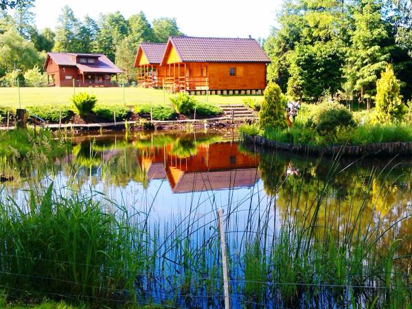 DOMKI LETNISKOWE NAD JEZIOREM NA MAZURACH 