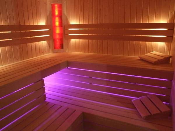 Sauna sucha z lampami solnymi