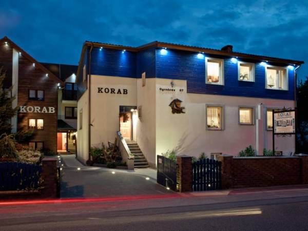 Korab Niebieski i Brązowy nocą