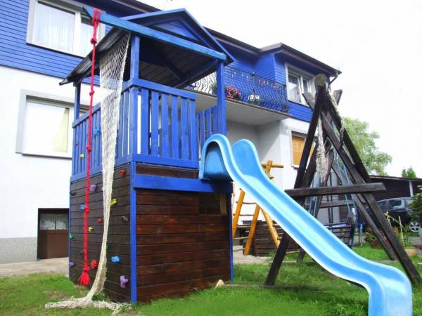 Domek ze zjeżdżalnią i ścianką wspinaczkową