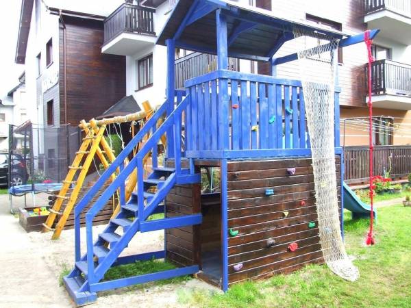 Domek, huśtawki, piaskownica, trampolina,