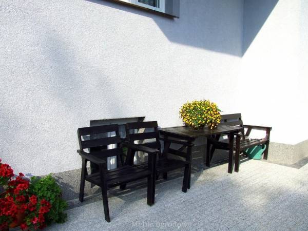 Meble ogrodowe przy placu zabaw