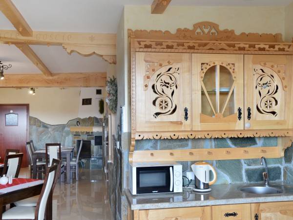 aneks kuchenny w żółtym budynku 