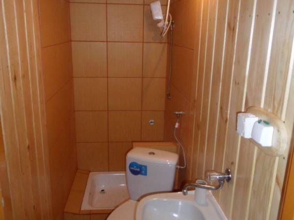 I - Łazienka z prysznicem