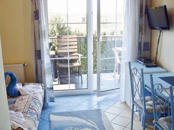 Pok.2-os. nr 2 z nowym ,hotelowym łozkiem małżeńskim ( lub 2 pojed. na zyczenie) na sprężynach bonellowych, balkonem, sat-tv, lodówką, czajnikiem, filiżankami, talerzykami, sztuccami