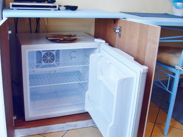 Pok.2-os. nr 2 z nowym ,hotelowym łozkiem małżeńskim ( lub 2 pojed. na zyczenie) na sprężynach bonellowych, balkonem, sat-tv, lodówką, czajnikiem, filiżankami, talerzykami, sztuccami