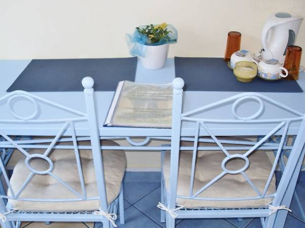 Pok.2-os. nr 2 z nowym ,hotelowym łozkiem małżeńskim ( lub 2 pojed. na zyczenie) na sprężynach bonellowych, balkonem, sat-tv, lodówką, czajnikiem, filiżankami, talerzykami, sztuccami