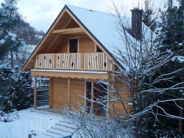 Domek drewniany w zimie