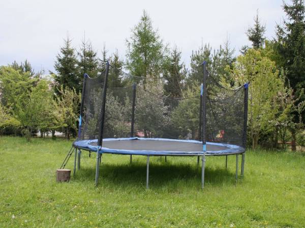 Trampolina w ogrodzie