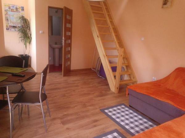 pokój studio wraz z łazienką i aneksem kuc schody na antresole