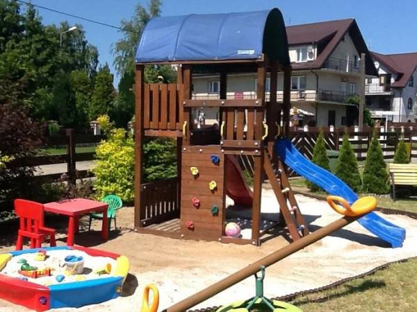 Rozbudowany plac zabaw.l