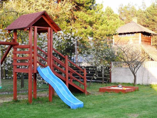 Zjeżdżalnia i piaskownica.