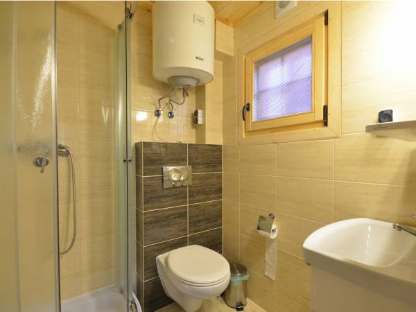 łazienka w domku z bala