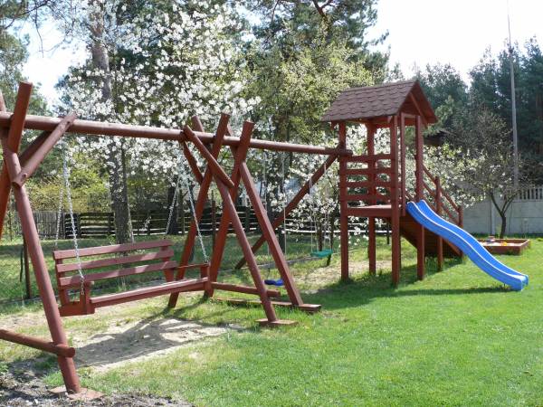 Plac zabaw na ogrodzonym podwórku