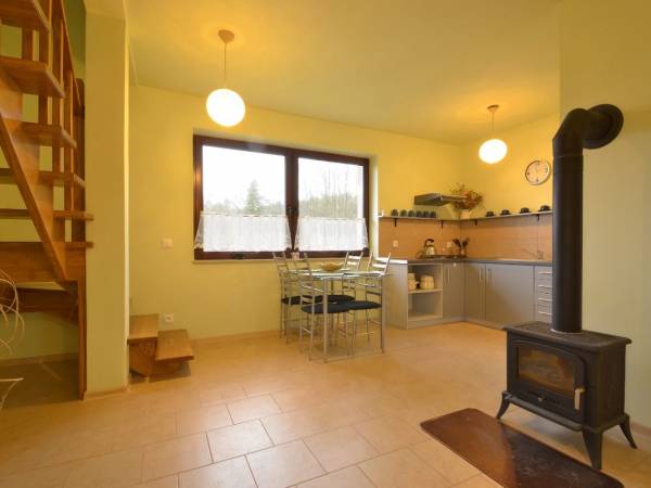 perspektywa na kuchnię i schody na poddasze