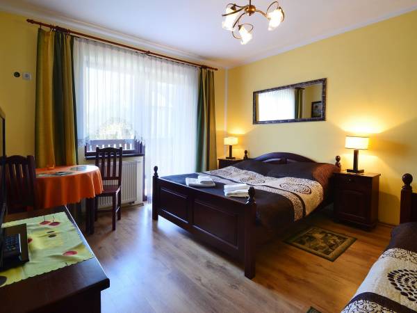 Pokój nr 2, 3-os z łazienką, balkonem, dostępem do kuchni