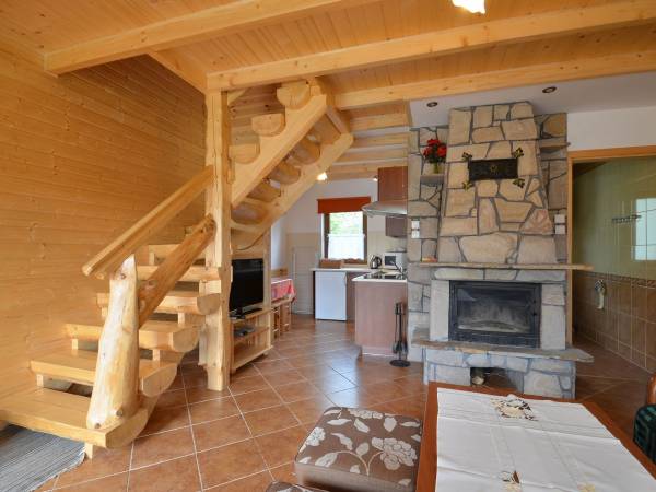 Kominek i schody do sypialni