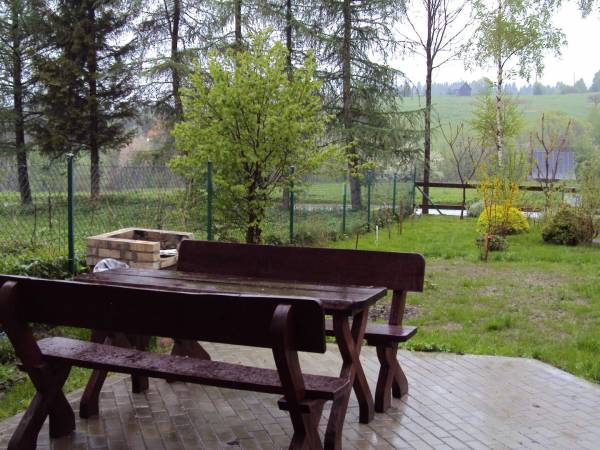 przy domu- ławeczka, grill.