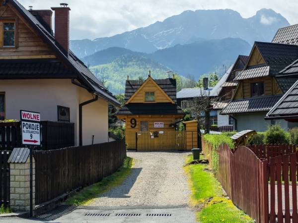 / Stolarczyka 9 wjazd - widok z ul. Kościeliskiej