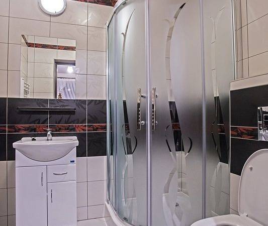 zd.6 - OW - Szarotka wystrój przykładowej łazienki w pokoju na parterze