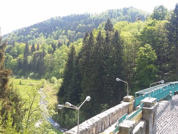 Zapora wodna około 100 m od domu.