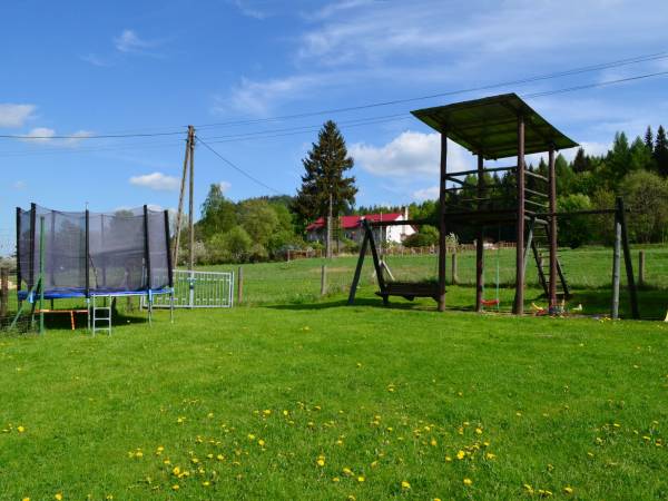 trampolina i plac zabaw