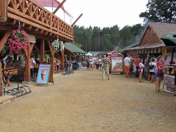 Dzień Pstrąga, który odpywa się w naszej miejscowości w pierwsy weekend Sierpnia. Co roku przyjeżdza na to świeto wiele znanych kucharzy w ostatnim roku znana z telewizyjcnych rewulucji Magda Gessler