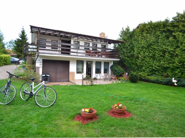 dom od strony ogrodu