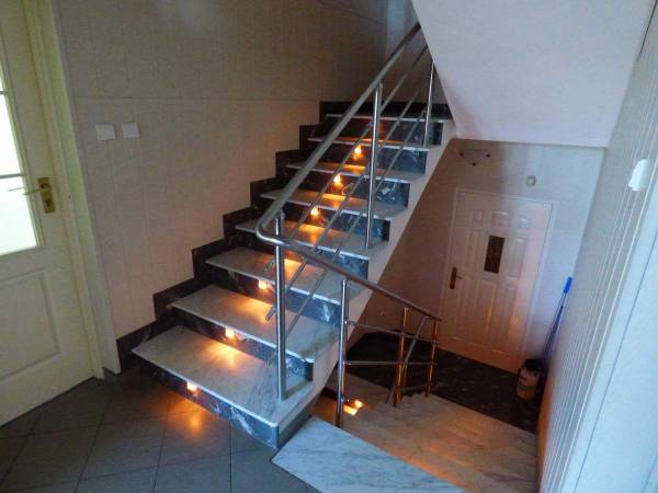 schody oświetlone