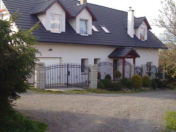 przód domu , bramy wjazdowe. teraz już droga asfaltowa.