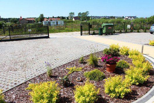 Obszerny parking darmowy monitorowany z podgladem z pokoju:)