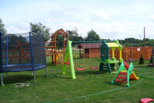 Obszerny plac zabaw :)i hustawki