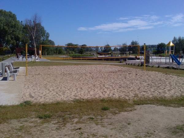 Boisko do siatkówki niedaleko posesji