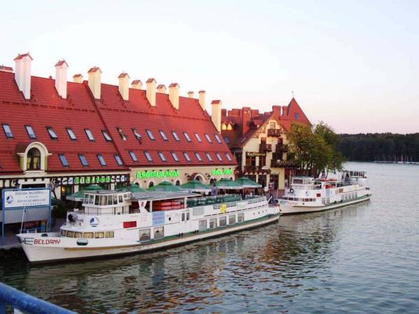 Promenada nad Jez. Mikołajkim, ok 12 min. pieszo - ok. 10 min. od hotelu