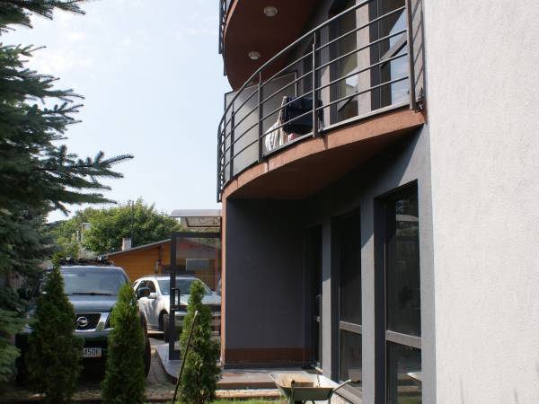 WEJŚCIE DO BUDYNKU Z PARKINGIEM