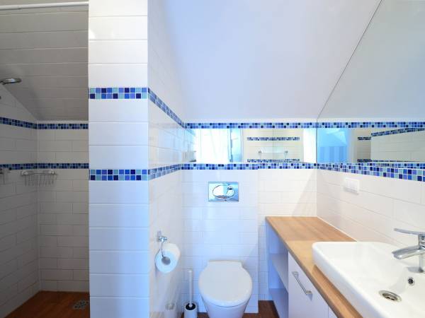 Apartament A - funkcjonalna łazienka.