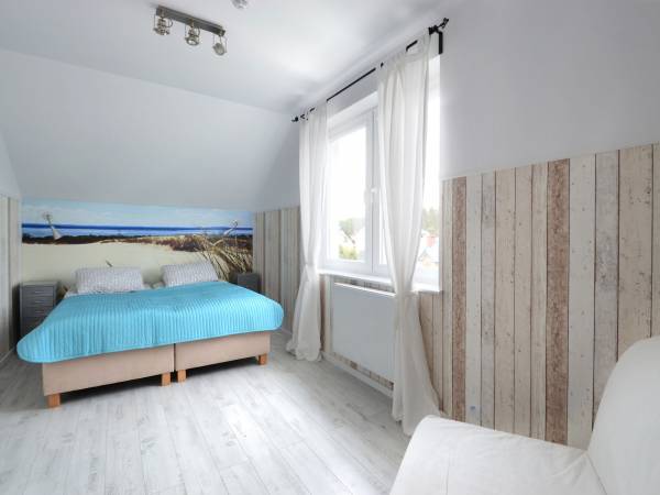 Apartament A - duża, przestronna, wygodna sypialnia.