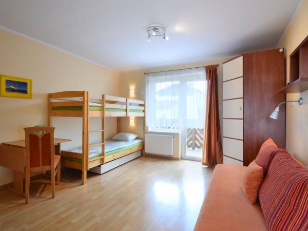 Pokój na piętrze - obok rozkładanej kanapy łóżko piętrowe.