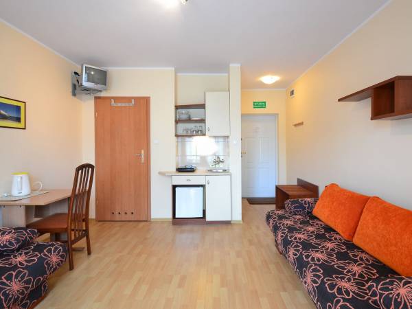 Pokój na parterze - dwie rozkładane kanapy.