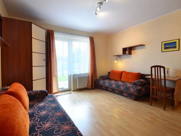 Pokój na parterze - dwie rozkładane kanapy.