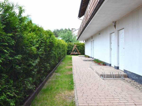 Przy wyjściach na parterze stojaki na rowery.