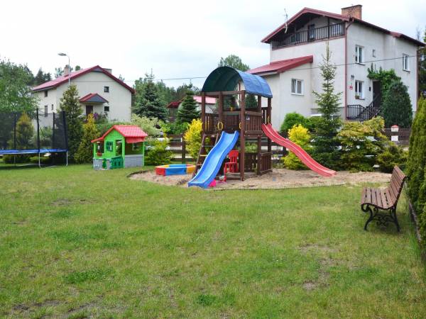 Rozbudowany plac zabaw.