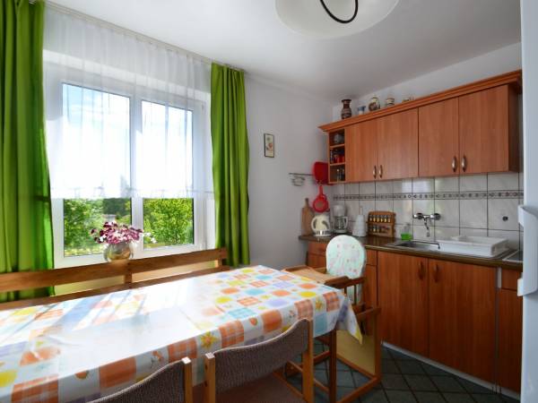 kuchnia ogólnodostępna w żółtym domu