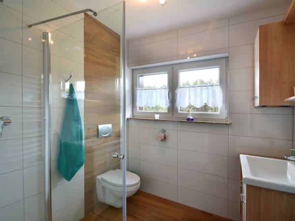 łazienka dla pokoju 3 osob. na zewnątrz pokoju